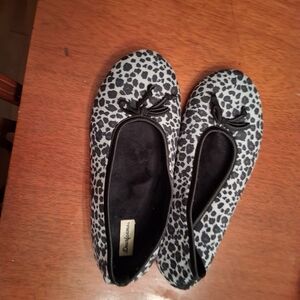 Dearfoams Women's Black and Gray Leopard Flats